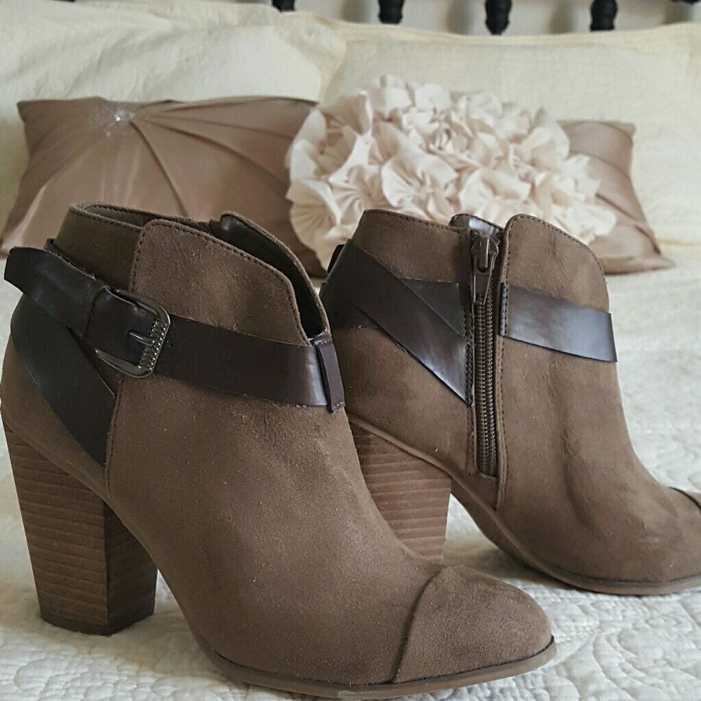 Brown suede ankle boots - size 6